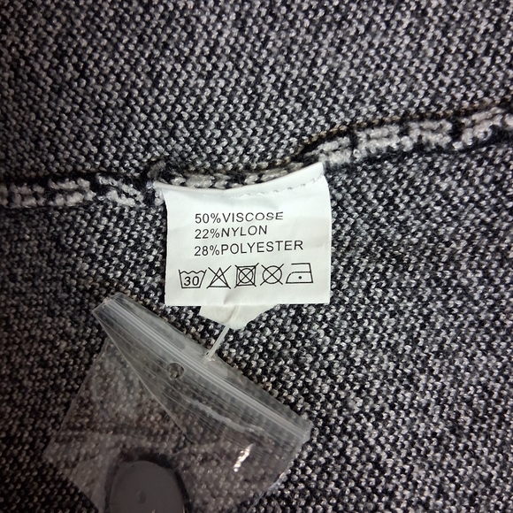 Romimona Black and White Knit Cardigan Size 3XL - Picture 8 of 16